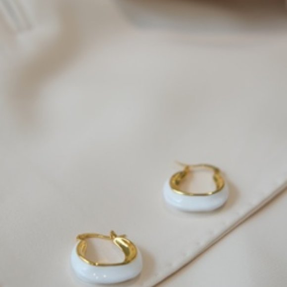 White retro enamel earrings with irregular circle - Picture 3 of 5